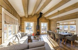 ein Wohnzimmer mit einem Sofa und einem Tisch in der Unterkunft Lovely Home In Sjusjen With Kitchen in Sjusjøen