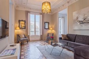 a living room with a couch and a table at Apartments Barcelona & Home Deco Centro in Barcelona