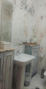 a bathroom with a sink and a mirror at La Tioca in Cuenca