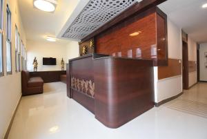 兰奇Hotel Soneva Inn的医院的大厅,有木墙