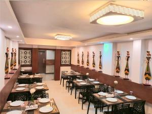 兰奇Hotel Soneva Inn的一间有桌椅的餐厅