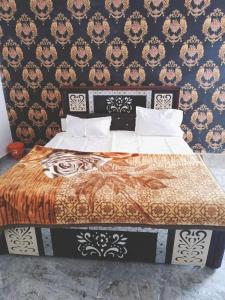 1 cama en un dormitorio con pared en RD Palace and Resort, en Lucknow