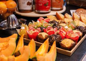 里昂的住宿－諾阿耶酒店，桌上的一大堆不同种类的食物