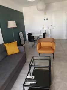 sala de estar con sofá y mesa en Lykavitos Apartments, en Nicosia