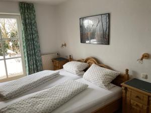 - une chambre avec 2 lits et une fenêtre dans l'établissement Ferienwohnung Sophia, à Grainau