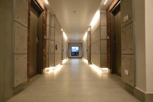 einem leeren Korridor eines Bürogebäudes mit Korridor in der Unterkunft RATHNA RESIDENCY - Near US CONSULATE in Chennai