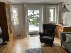 - un salon avec une chaise et une fenêtre dans l'établissement Ferienwohnung Sophia, à Grainau