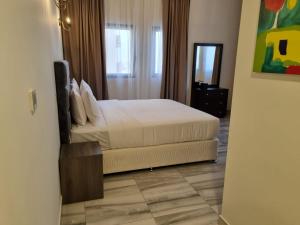 a bedroom with a bed and a mirror at Grand Stay Holiday Homes Al Jaddaf in Dubai