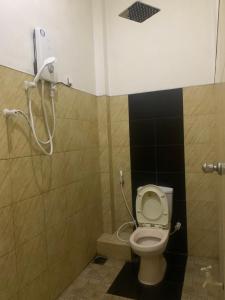 La salle de bains est pourvue d'une douche et de toilettes. dans l'établissement Hotel Change Badulla, à Badulla