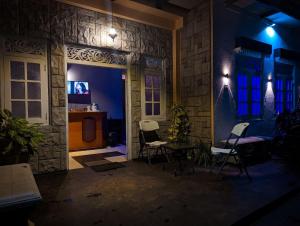 巴杜拉的住宿－Hotel Change Badulla，一间设有桌椅的蓝色客房