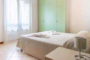 1 dormitorio con 1 cama con 2 toallas en Residence Rialto, en Trieste