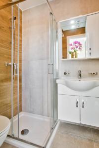 een badkamer met een douche en een wastafel bij Tower Road - Central Sliema Modern Apartments and Duplex Penthouse by ShortletsMalta in Sliema