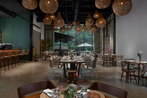 Avataara Resort & Spa tesisinde bir restoran veya yemek mekanı