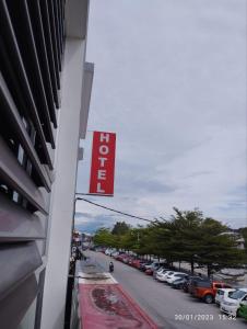 czerwony znak na boku budynku w obiekcie KB HOTEL w mieście Kepala Batas