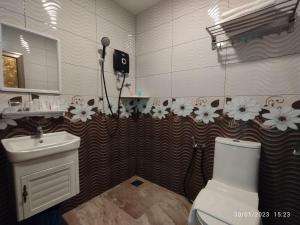 Koupelna v ubytování KB HOTEL + 22 fotografií