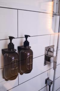 een badkamer met twee zeepdispensers aan de muur bij Ceria Hotel in Kuala Lumpur