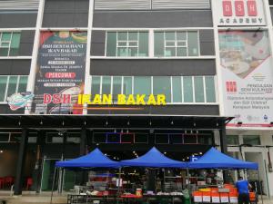 um edifício com uma tenda azul em frente em DSH Hotel em Kuantan