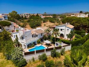 una vista aérea de una casa con piscina en Family Villa Mijas-Costa close to the beach en Fuengirola