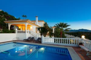 Bazén v ubytovaní Large Family Villa 500m From Beach with Stunning Views alebo v jeho blízkosti