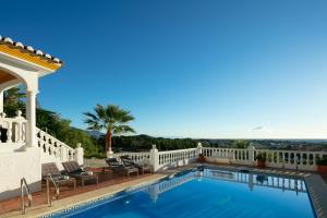 Bazén v ubytovaní Large Family Villa 500m From Beach with Stunning Views alebo v jeho blízkosti