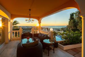 Balkón alebo terasa v ubytovaní Large Family Villa 500m From Beach with Stunning Views