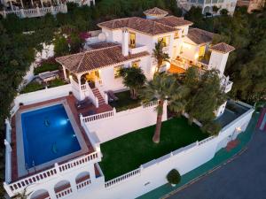 Bazén v ubytovaní Large Family Villa 500m From Beach with Stunning Views alebo v jeho blízkosti + 28 fotografií