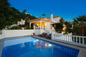 Bazén v ubytovaní Large Family Villa 500m From Beach with Stunning Views alebo v jeho blízkosti