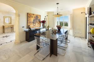 eine große Küche mit einer großen Insel in einem Zimmer in der Unterkunft Large Luxury Family Villa 500m To Beach in Mijas Costa