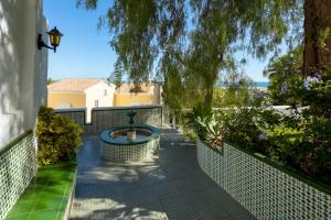 Vonkajšia záhrada v ubytovaní Large Family Villa 500m From Beach with Stunning Views