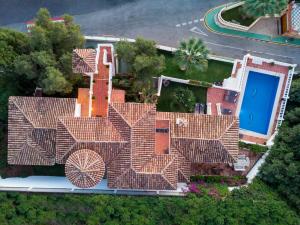 Bazén v ubytovaní Large Family Villa 500m From Beach with Stunning Views alebo v jeho blízkosti