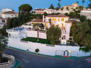 O vedere a piscinei de la sau din apropiere de Large Luxury Family Villa 500m To Beach