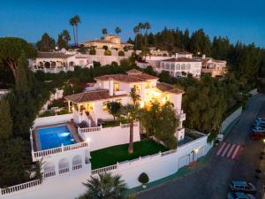 una vista aérea de una casa en Large Family Villa 500m From Beach with Stunning Views en Mijas Costa