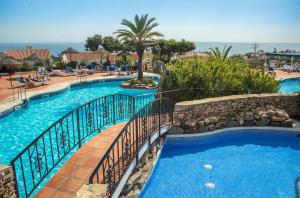 uitzicht op een zwembad in een resort bij Casa Bonita Vista Spainsunrentals 1059 in Nerja