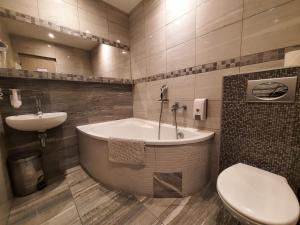 Koupelna v ubytování Hotel Boršičanka