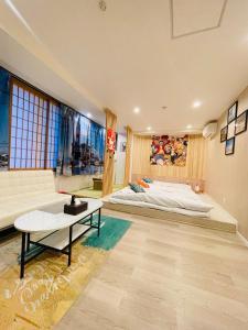 大阪的住宿－東瀛Stays 301北海道 クールな和室部屋，一间大卧室,配有一张床铺和一张桌子