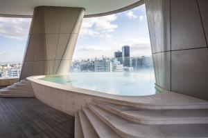 360 Nicosia - Luxury Apartment Panoramic View tesisinde veya buraya yakın yüzme havuzu