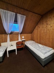 sypialnia z dużym łóżkiem i oknem w obiekcie Hotel Boršičanka w Hawierzowie