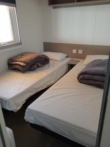 - 2 lits dans une chambre avec fenêtre dans l'établissement les viviers, à Lège-Cap-Ferret