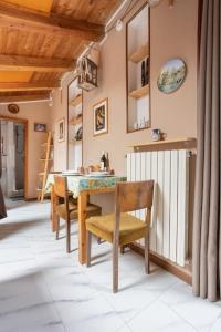 a dining room with a table and chairs at Lo chalet di Giulia - Romantic terrace in Bologna