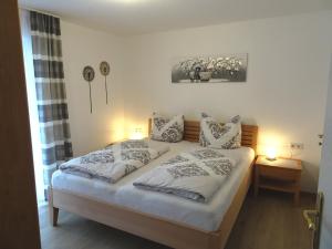 ein Schlafzimmer mit einem Bett mit zwei Kissen darauf in der Unterkunft Appartementhaus Bayern Residenz in Bad Füssing