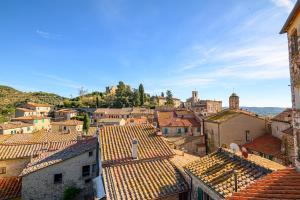 a view of a town with tile roofs at Il Chiostro Appartamenti & Suites in Suvereto