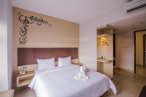 Rúm í herbergi á Sparks Odeon Sukabumi, ARTOTEL Curated +22 myndir