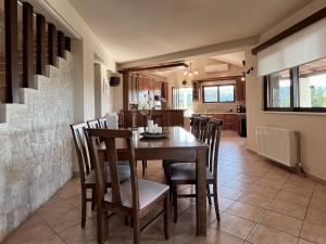 een keuken en eetkamer met een tafel en stoelen bij Villa Metapothia Gavalochori Crete in Gavalochori