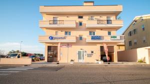 a building with a sign that reads outpost at Casa Degli Artigiani-Attico con vista in Oristano