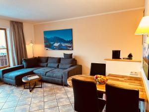 a living room with a couch and a table at Sunshine Lodge in Pfronten