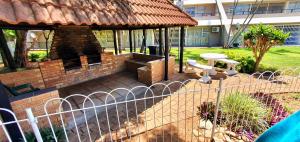 einen Pavillon mit Kamin im Hof in der Unterkunft Club Cabana 12 - Sleeps 6 - Perfect Holiday Destination in Margate