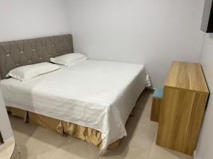 Postel nebo postele na pokoji v ubytování Hotel Uptown Semenyih