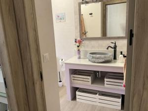 y baño con lavabo y espejo. en Alojamiento rural Casa Clara la Pescaora, en Trevélez