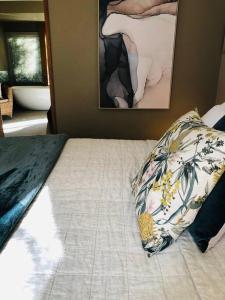 um quarto com uma cama com uma almofada em Hepburn hideaway studio em Hepburn Springs