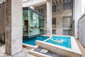 - Vistas al exterior de un edificio con piscina en Easylife - Elegante monolocale in Corso Magenta en Milán